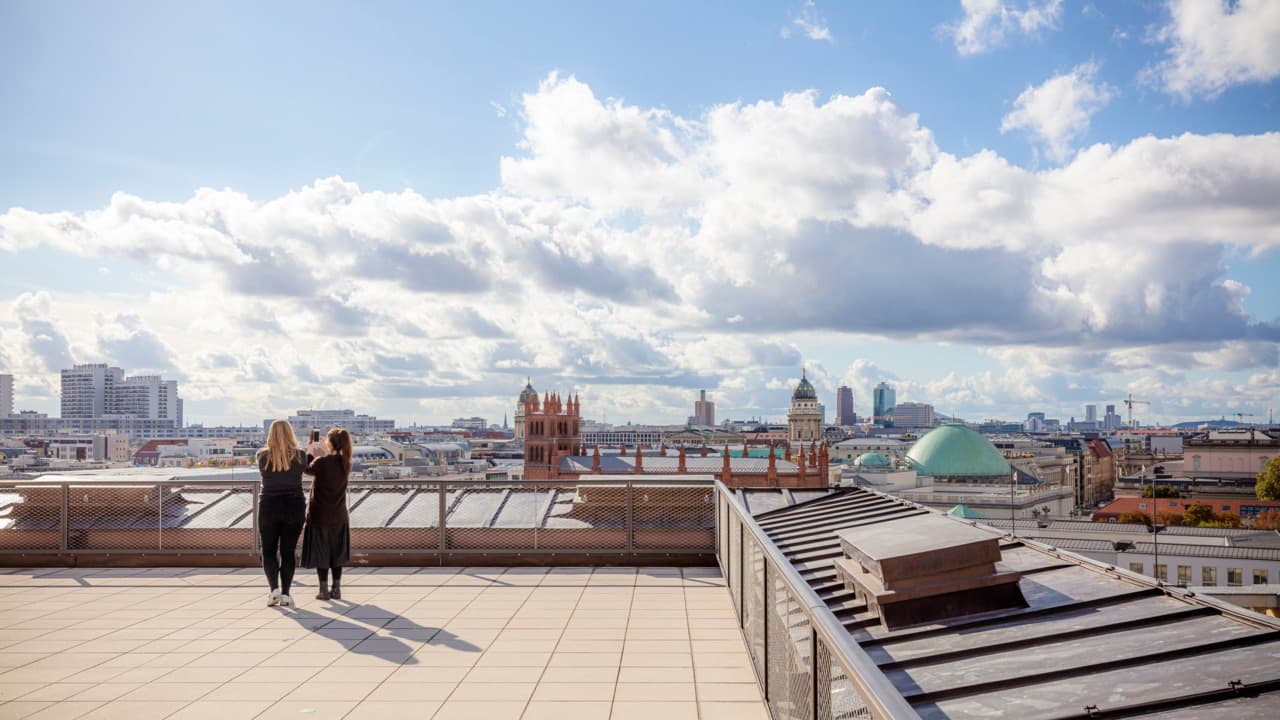 Besuch der Dachterrasse: Ausblicke auf die Geschichte des Ortes, Kunst am Bau und die Wahrzeichen Berlins