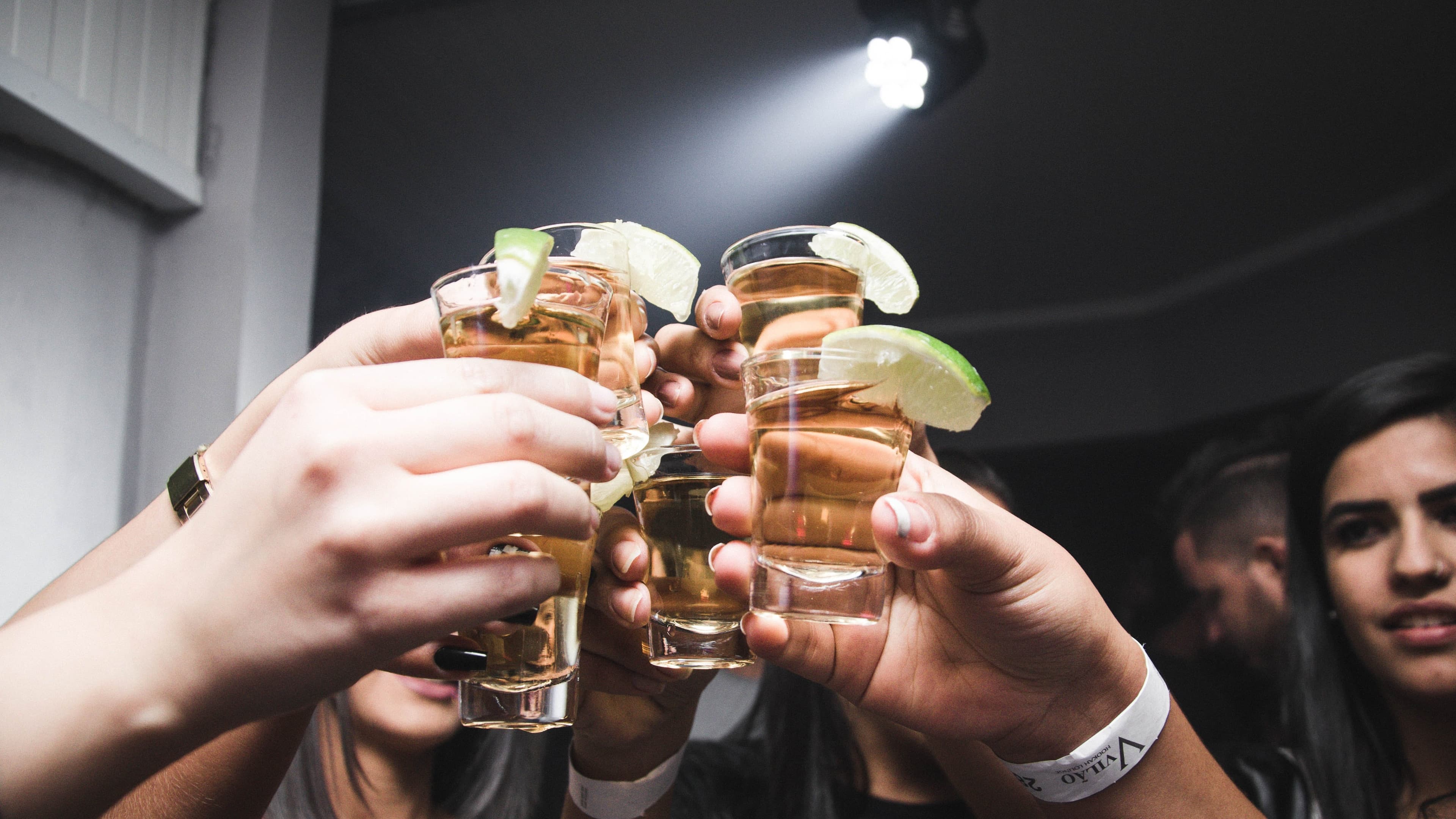 Berlin Night PubCrawl: 4 Locations, Welcome Shots + Clubeintritt